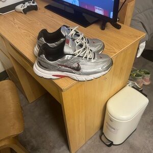 Nike initiator “Metallic Silver red”